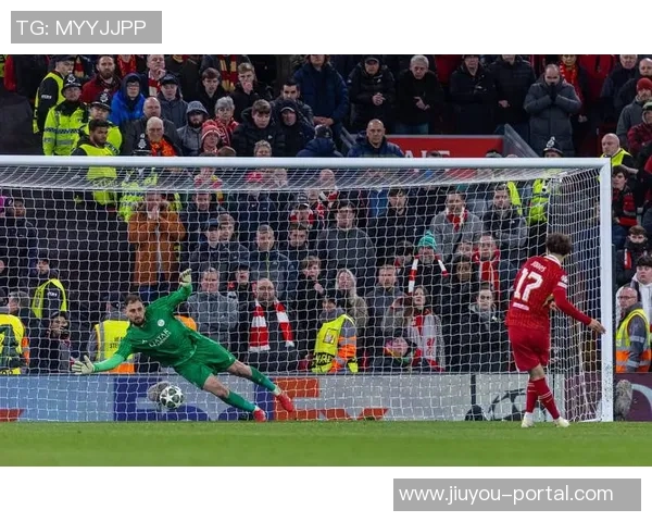 国王杯激战利物浦与巴黎圣日耳曼战成平局精彩瞬间引发全场热烈反响